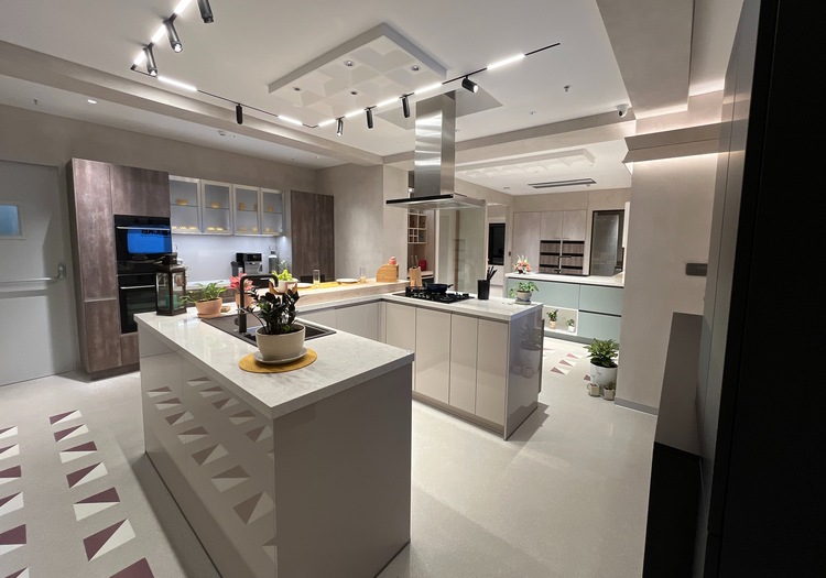 U-Shaped Luxury Kitchen Lighting Ideas for Modern Homes